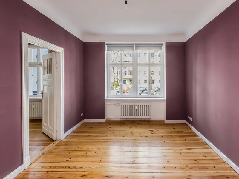 Stilvoller sanierter Altbau in Friedenau: Helle 2-Zimmer-Wohnung mit Balkon, Dielen und EBK — photo 1